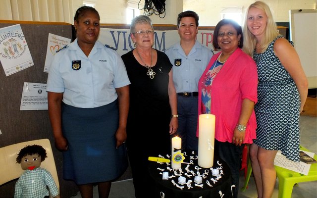  Vlnr is Kol Moshi, me Lucile Mangiagalli, sersant AdÃ©le Visser, Juanne en Nelia tydens die aansteek van â€˜n Kerse-seremonie